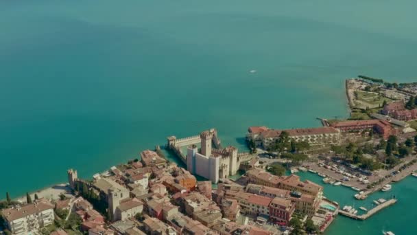 无人机在意大利加尔达湖的西尔敏城堡上空鸣枪 — 图库视频影像