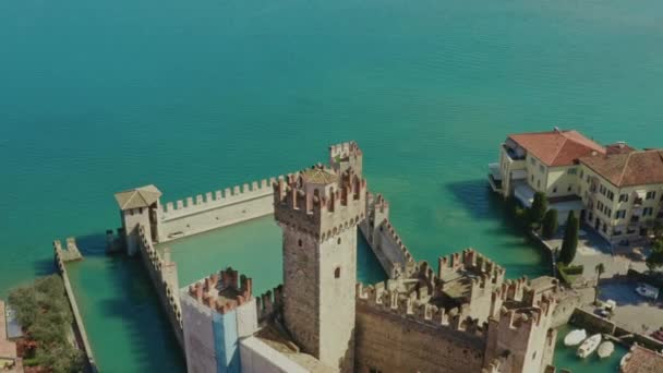 Drone Shot Sirmione Castle Garda Lake Itália — Vídeo de Stock