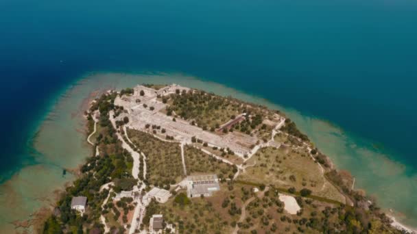 无人机在意大利加尔达湖锡尔米恩市上空鸣枪 — 图库视频影像