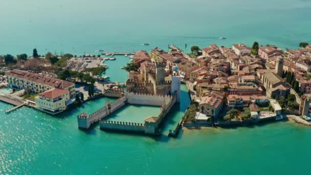 ドローンは シルミオーネ城 ガルダ湖 イタリア上で撮影 — ストック動画