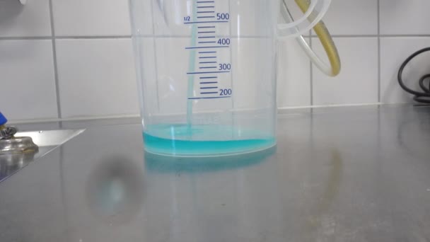 360 Limpiador Químico Azul Vierten Una Taza Dosificadora — Vídeos de Stock