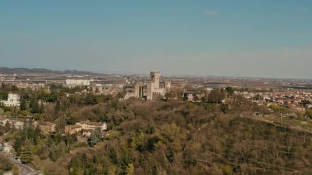 无人机在意大利曼托瓦斯卡里格罗城堡上空鸣枪 — 图库视频影像