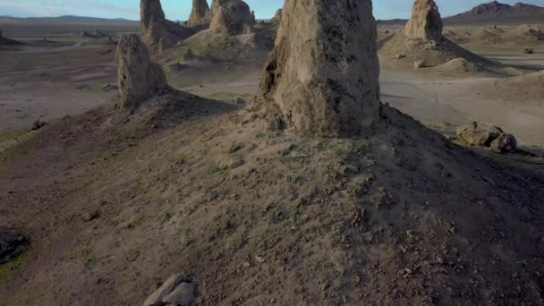 加州特洛那尖塔的大尖塔旁边 无人机缓缓上升 — 图库视频影像