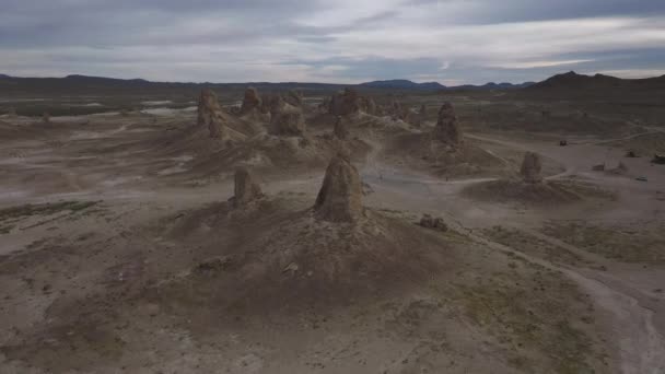 Drone Volando Hacia Atrás Revelando Sitio Del Campamento Trona Pinnacles — Vídeos de Stock