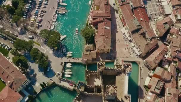 Drone Sköt Över Sirmione Slott Gardasjön Italien — Stockvideo