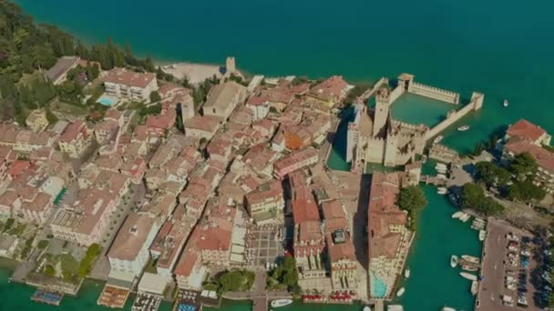 无人机在意大利加尔达湖的西尔敏城堡上空鸣枪 — 图库视频影像
