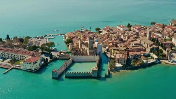 Drone Sköt Över Sirmione Slott Gardasjön Italien — Stockvideo