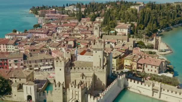 Drone Shot Sirmione Castle Garda Lake Itália — Vídeo de Stock