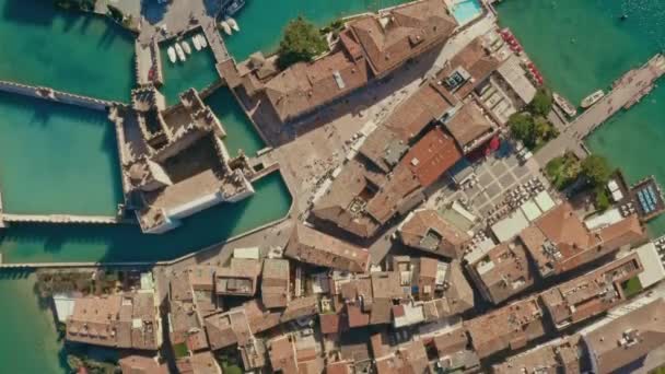 Drone Sköt Över Sirmione Stad Garda Sjö Italien — Stockvideo