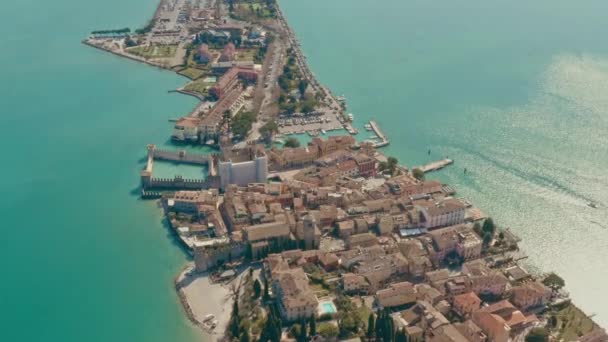 Drone Sköt Över Sirmione Stad Garda Sjö Italien — Stockvideo
