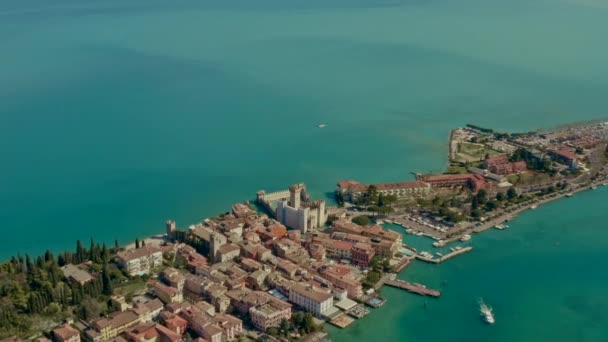 Drone Schot Sirmione Kasteel Garda Lake Italië — Stockvideo