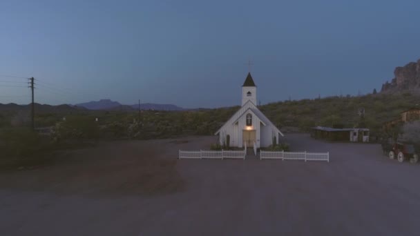 Aerial Pequeña Capilla Viejo Oeste Abandonado — Vídeos de Stock