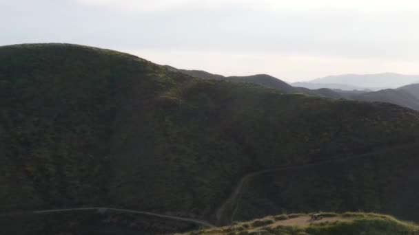 Drone Πυροβόλησε Τροχιά Γύρω Από Την Όμορφη Κορυφή Του Βουνού — Αρχείο Βίντεο