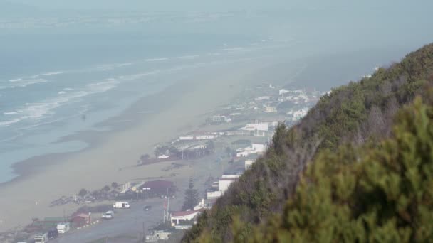 海滩悬崖拍摄 葡萄牙Fonte Telha海滩的雾天 — 图库视频影像