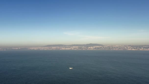 Bateau Blanc Ancré Sur Mer Drone Circulaire Tourné Whit Lisbonne — Video