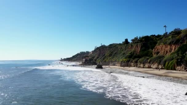 Drone Shot Van Matador Beach Malibu Californië Toont Oceaan Witte — Stockvideo