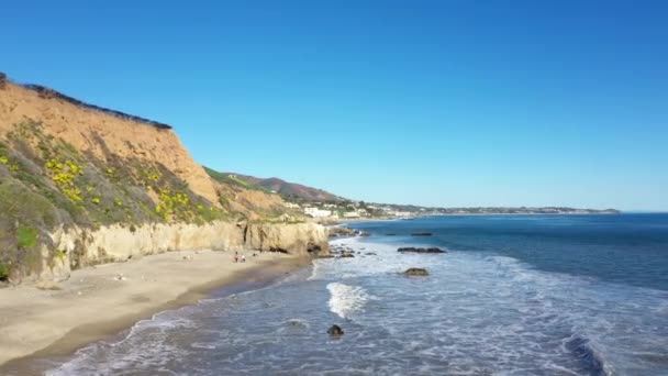 Drone Tiro Matador Beach Malibu Califórnia Mostrando Oceano Ondas Água — Vídeo de Stock