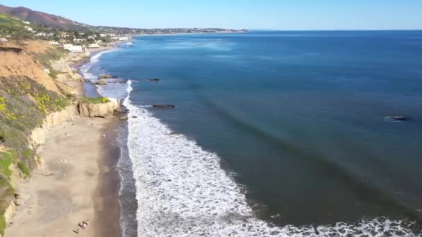 Drone Shot Van Matador Beach Malibu Californië Toont Oceaan Witte — Stockvideo