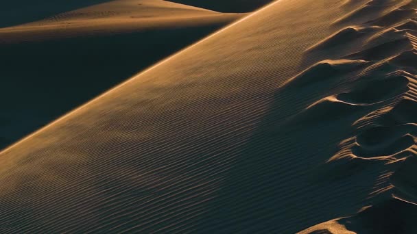 Прекрасное Движение Песка Дующего Ветром Вершине Песчаных Дюн Пустыни — стоковое видео