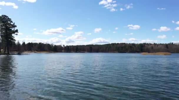 湖上的空中无人机对着天空快速拍击裂隙水和湖面云雾反射 — 图库视频影像