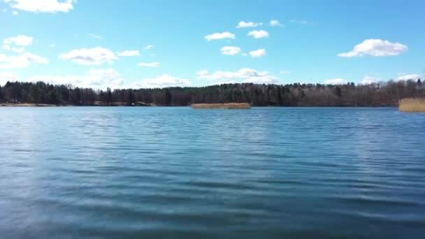 Vol Drone Aérien Bas Dessus Lac Contre Ciel Avec Prise — Video