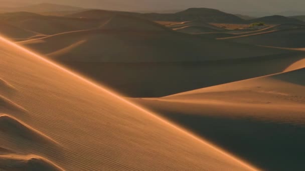 Красивое Движение Песка Вершине Песчаной Дюны Долине Смерти — стоковое видео