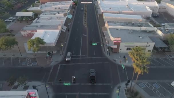 Aerial Schwarzer Lkw Fährt Durch Die Innenstadt — Stockvideo