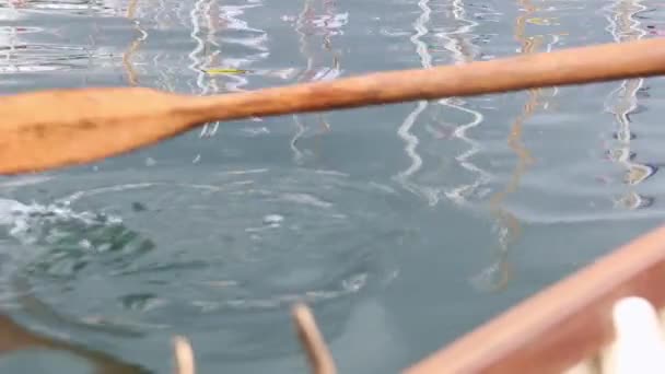 Wooden Oar Side Boat Paddling Blue Ocean Water Causing Ripples — Stock Video