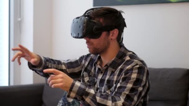 Ett Medium Bild Ung Vit Man Med Hjälp Virtual Reality — Stockvideo