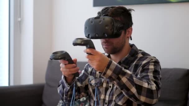 Ett Medium Bild Ung Vit Man Med Hjälp Virtual Reality — Stockvideo