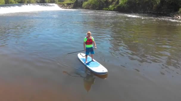 Junger Mann Übt Paddeln Auf Dem Fluss — Stockvideo