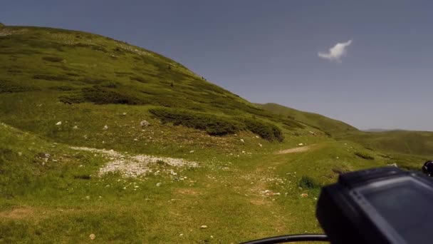 Chica Montar Bicicleta Una Montaña Día Soleado Vista Desde Otra — Vídeos de Stock
