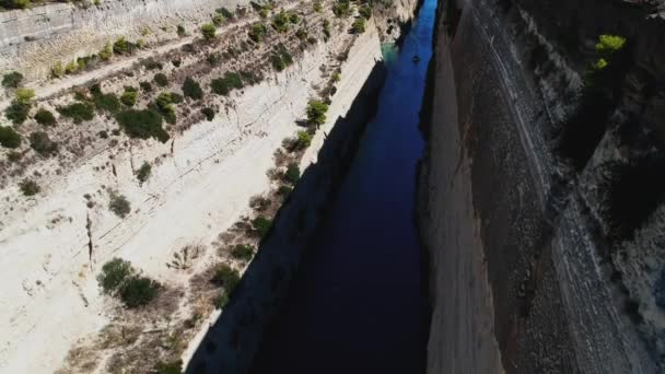 Úžasný Letecký Pohled Corinth Canal Párem Stojící Útesu — Stock video