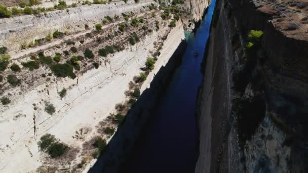 Csodálatos Drón Kilátás Korinthoszi Csatornára Egy Párral Akik Egy Arra — Stock videók