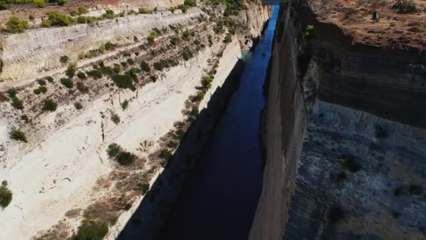 Epické Letecké Záběry Páru Stojící Výhledem Korintský Průplav — Stock video