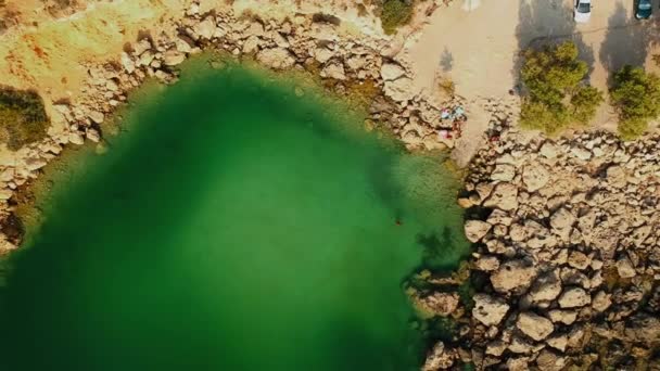 Voulolimni是一个位于混凝土岛上的下陷湖中的空中景观 — 图库视频影像