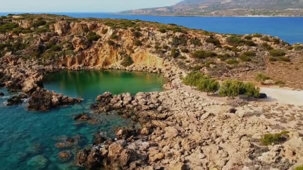 岩石游泳池的钻井镜头 形成一个小海湖 作为小船的天然港口 — 图库视频影像