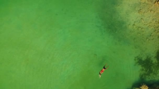 在希腊最好的咸水自然池中游泳的模特的空中照片 — 图库视频影像