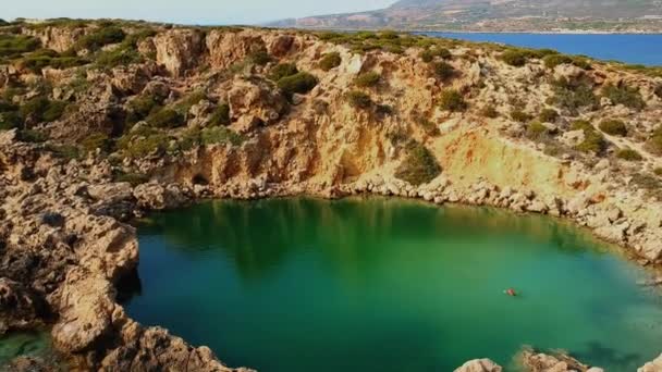 Vista Panorâmica Lago Afundado Com Modelo Deslumbrante Natação — Vídeo de Stock