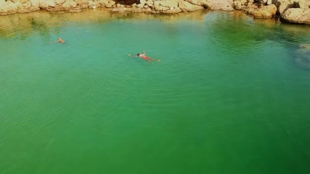 希腊咸水自然水池湖中漂浮的模型的无人机镜头 — 图库视频影像