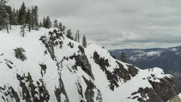 Вид Заснеженные Вершины Мыса Дьюи Национальном Парке Йосемити Приближающийся Шторму — стоковое видео