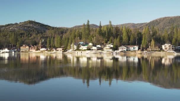 Casas Lujo Lago Alpino Con Montaña Árboles Reflejo Del Agua — Vídeos de Stock