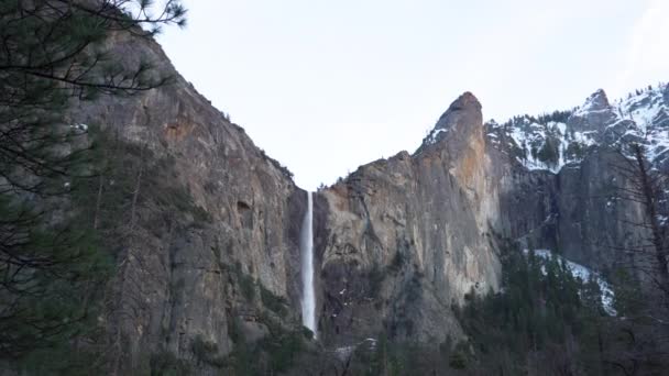Bridalveil Falls Yosemite Nationaal Park Zonsondergang Omgeven Door Besneeuwde Toppen — Stockvideo