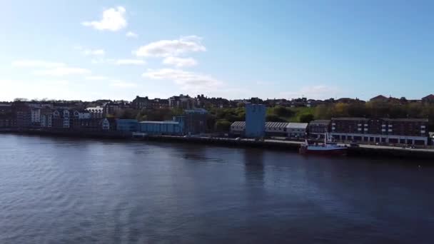 Pohled Břeh Řeky Jak Vidět Trajektu Opouští Newcastle Tyne Anglie — Stock video