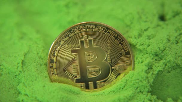 Bitcoin Złota Moneta Morzu Zieleni Błyskami Światła Odbicia Reprezentuje Pozytywne — Wideo stockowe