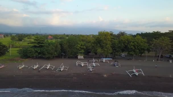 Dron Záběry Létání Zpět Černé Písečné Pláži Tradičním Výhledem Lodí — Stock video