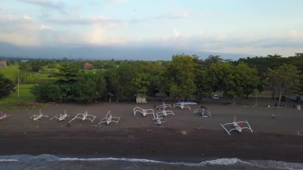 Drohnenaufnahmen Vom Rückflug Schwarzen Sandstrand Mit Traditionellem Blick Auf Boote — Stockvideo