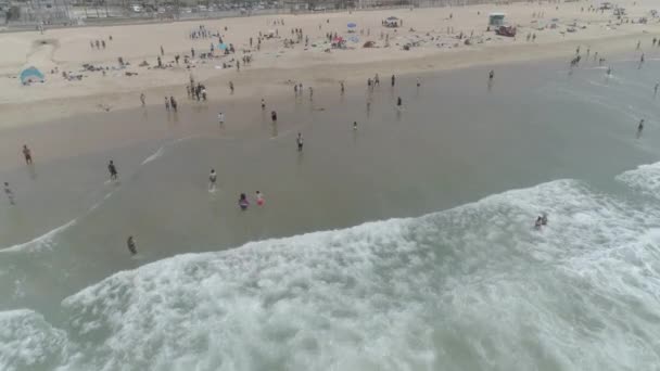 Aerial Άνθρωποι Διασκεδάζουν Στην Παραλία — Αρχείο Βίντεο