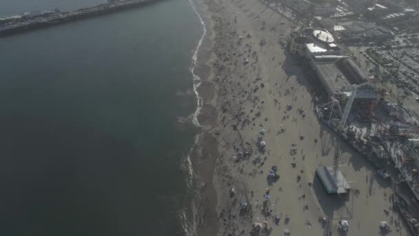 Aerial 海滩上靠近海滩木板路的人 — 图库视频影像