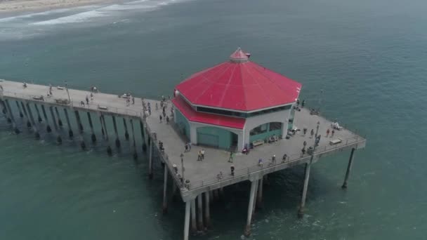 Aerial Rotating Drone Shot Red Building End Ocean Pier — ストック動画
